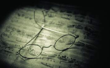 Schubertbrille und Noten (c) Nicola Hackl-Haslinger