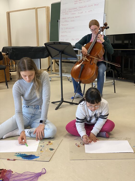 Kinder malen zu Musik
